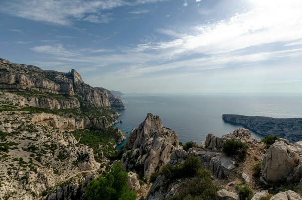 Vue d'une montagne tombant dans la mer.