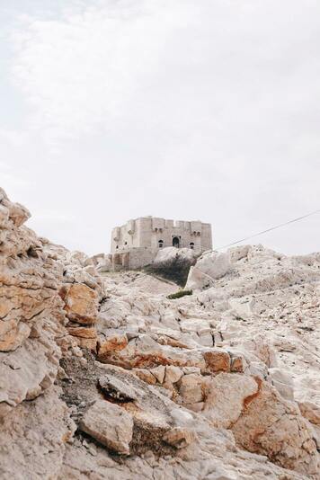 Fort tronant en haut du montagne rocheuse.