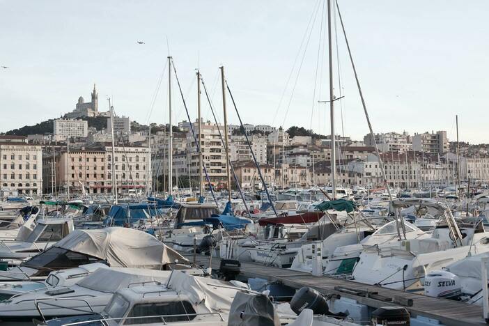Vue sur un port remplies de bateaux.
