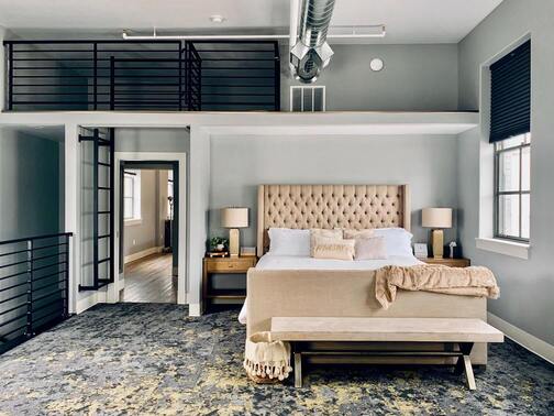 Chambre avec un lit et deux tables de nuits.