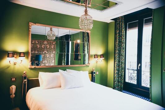 Chambre avec un lit et un lampadaire.