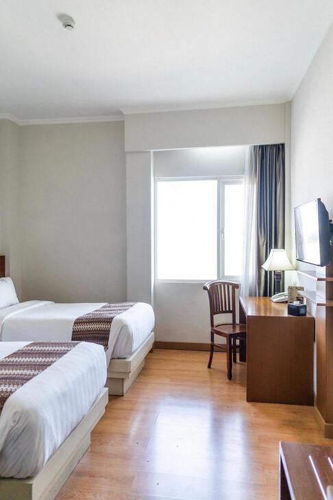 Chambre avec un lit et un bureau.