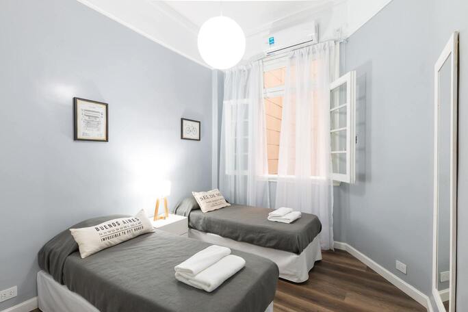 Chambre d'hotel avec deux lits.