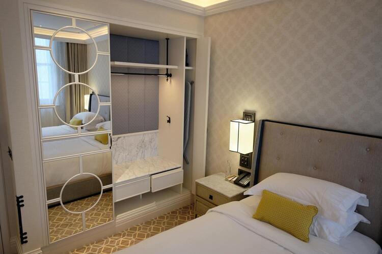 Chambre avec un lit et un dressing.